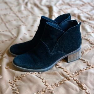 Korks Women’s black suede ankle bootie size 7